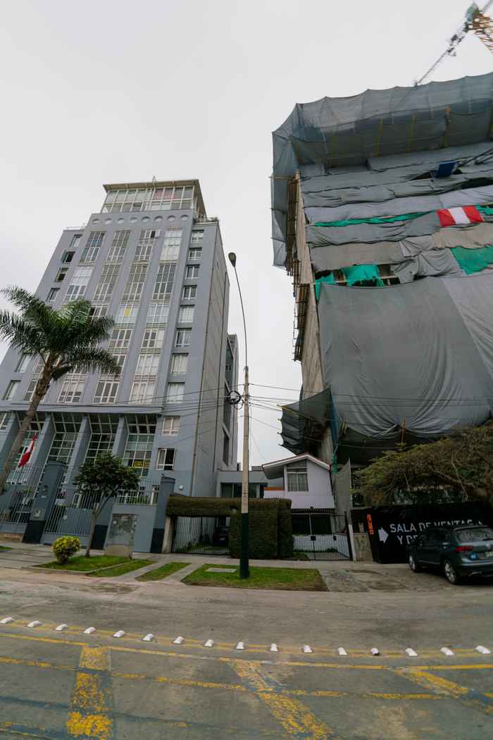 Low-density house between high-rise buildings in Barranco, Lima