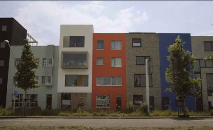 Figure 4 Left: Newly built houses in Amsterdam Noord; right: ‘Van der Pek’ neighborhood in Noord (Hutak 2019)